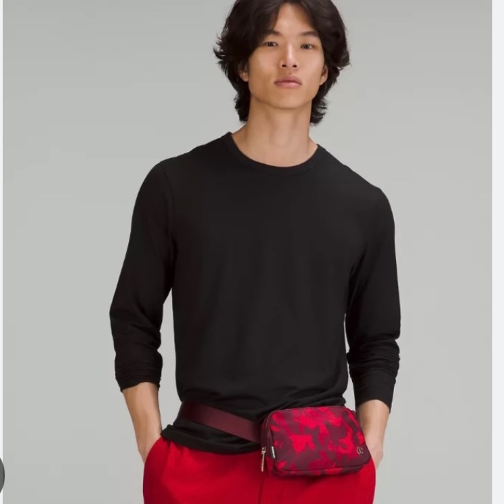 Lululemon Everywhere Belt Bag Lunar Year Red Rabbits 1L - Picture 5 of 12